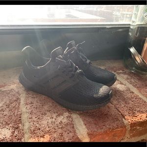 Men’s size 7 all black Ultraboost 4.0 DNA shoes!